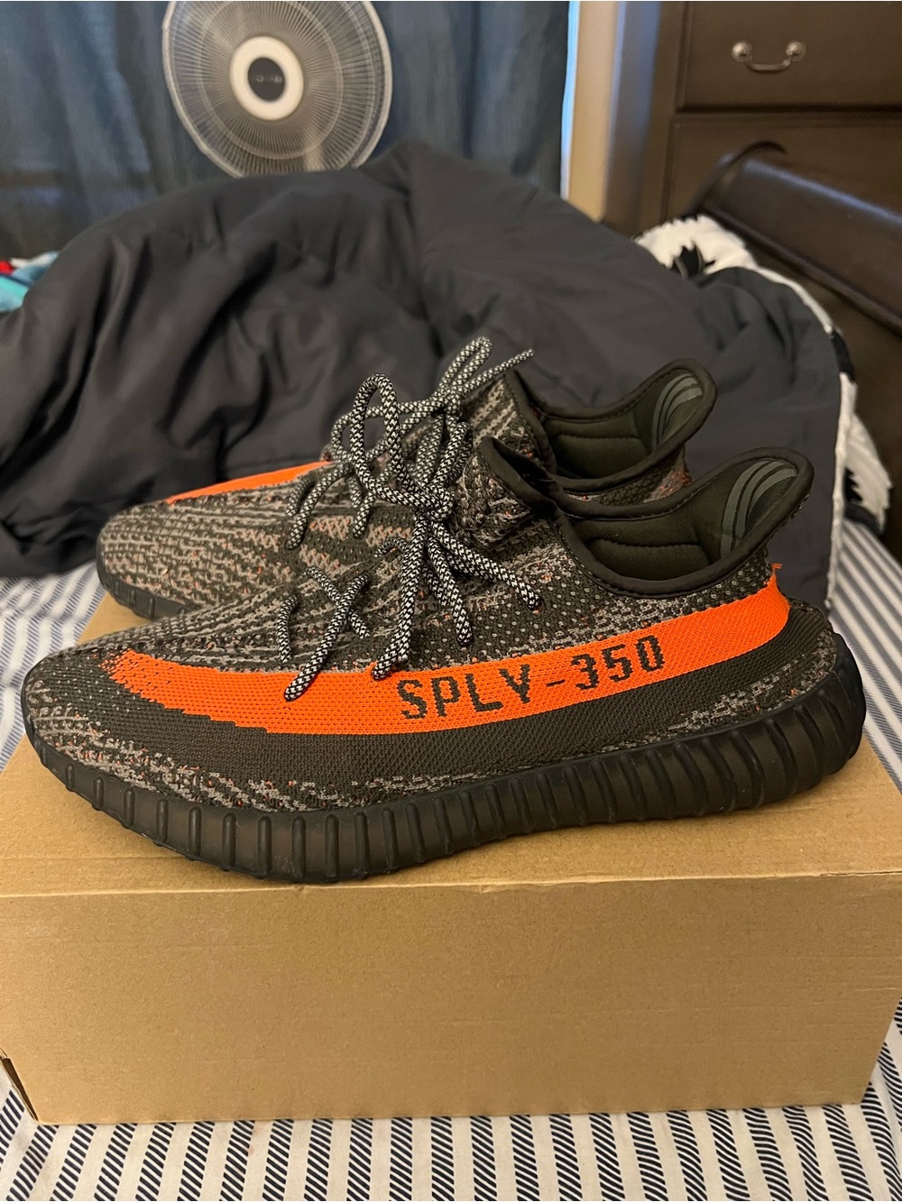 Like New w/OG box Yeezy 350 sz 11